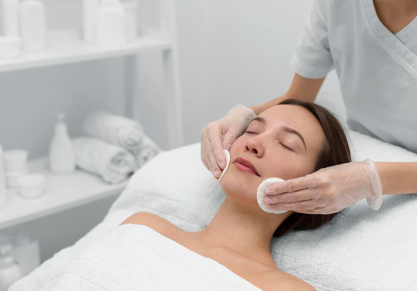 esteticista clienta salon rutina cuidado facial 23 2148875460
